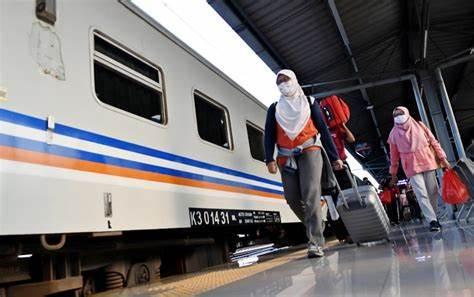 Penumpang Kereta Wajib Tes PCR, Begini Isi Surat Edarannya